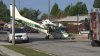 En video: avioneta aterriza en una calle residencial y choca con un auto