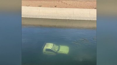 Encuentran un automóvil sumergido en un canal al sur del Valle Central