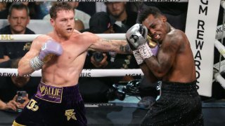 Canelo Álvarez lanza un izquierdazo a Jermell Charlo en el quinto asalto de su pelea por el título de peso súper mediano en T-Mobile Arena el 30 de septiembre de 2023 en Las Vegas, Nevada.