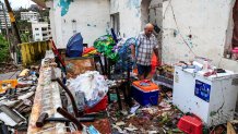 Un hombre revisa el estado de su vivienda tras el paso del huracán Otis, hoy, en el balneario de Acapulco, en el estado de Guerrero (México). EFE/ David Guzmán