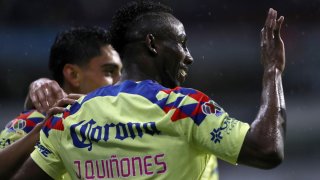 Julián Quiñones, delantero colombiano recién naturalizado mexicano, anotó los dos goles de las Águilas del América ante Chivas.