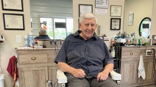 Foto de Bob Rohloff, barbero de Wisconsin, de 91 años.