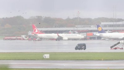 Cierran aeropuerto de Hamburgo por un hombre que retiene a su hija en la pista