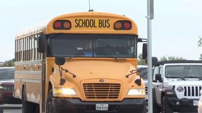 Conductora de autobús escolar le habría pedido a un adolescente que tuviera sexo con su hija de 13 años