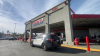 Viva de milagro: ladrones en un vehículo la arrastran por el estacionamiento de un Costco para robarle el bolso