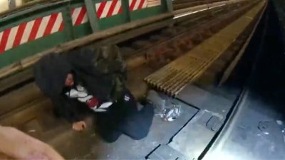 Dramático video: rescatan a un hombre que había caído a las vías del metro