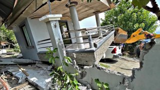 ARCHIVO: Esta fotografía tomada el 19 de noviembre de 2023 muestra una casa dañada en la ciudad de Malapatan, provincia de Sarangani, después de que un terremoto de magnitud 6.7 sacudiera la provincia en el sur de Filipinas.