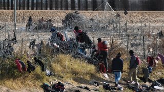 Migrantes saturan la frontera norte de México pese a la visita de la delegación de EEUU