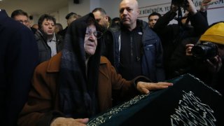 Familiares de Tuncer Cihan, quien murió en el ataque a la iglesia de Santa María, lloran durante su ceremonia fúnebre en Nurtepe Cemevi en Estambul, Turkiye, el 29 de enero de 2024.