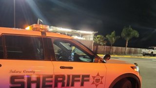 Desconocidos asaltan a punta de pistola camión de tacos en Exeter.