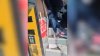 “Pésimo trato”: video capta a maestra en silla de ruedas arrastrándose para subirse al autobús