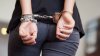 Arrestan a empleada de Distrito Escolar por supuestos delitos sexuales contra estudiante
