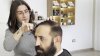 Hace historia: es la primera en su país en abrir una peluquería masculina