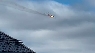 En esta foto tomada de un video publicado por el canal Ivanovo Novosti en Telegram el martes 12 de marzo de 2024, se ve un avión militar ruso Il-76 en llamas sobre Ivanovo, Rusia.