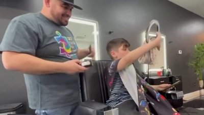 Peluquería en Fresno ofrece cortes de pelo gratis a clientes con autismo