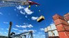 Comienza la remoción de contenedores del barco que impactó el puente en Baltimore