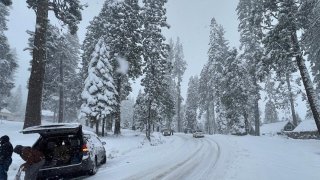 Varias pulgadas de nieve cayeron durante el fin de semana sobre Shaver Lake.