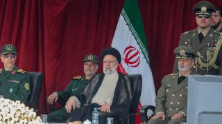 El presidente de Irán, Ebrahim Raisi, encabeza una ceremonia militar este jueves en Teherán.