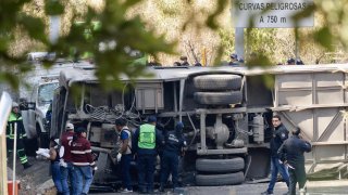 Al menos 14 muertos al volcar un autobús en el centro de México