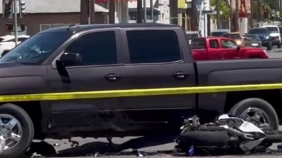 Muere motociclista al chocar con camioneta en Fresno