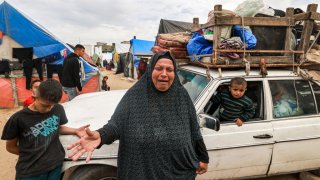 Una mujer llora mientras la gente huye de Rafah, en el sur de la Franja de Gaza hacia el norte, hacia el centro del territorio palestino, en medio del conflicto en curso entre Israel y el grupo militante palestino Hamas.