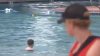¿Puede mi hijo nadar inmediatamente después de comer? Estos son los mitos y realidades en las piscinas