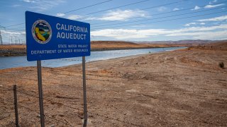 El caso surge cuando California se ha embarcado en un esfuerzo de un año para conservar el uso del líquido al aprobar una ley innovadora para regular el bombeo de agua subterránea, alentar a los usuarios urbanos a reemplazar los céspedes sedientos con jardines más amigables con la sequía y aumentar los esfuerzos de almacenamiento para ayudar al estado a enfrentar las años secos que probablemente se avecinan. (Foto de archivo)