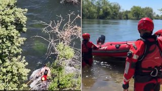 Dos jóvenes son rescatados desde el río Merced.