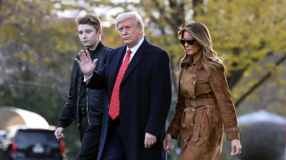 El expresidente Donald Trump con su esposa Melania y su hijo menor Barron, en una fotografía de archivo de 2019.