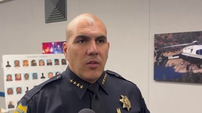 Bajo licencia administrativa: investigan por “relación inapropiada” a jefe policial de Fresno