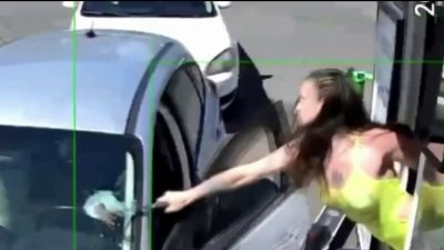 Con un martillo: barista rompe el parabrisas de cliente que le arrojó bebidas encima
