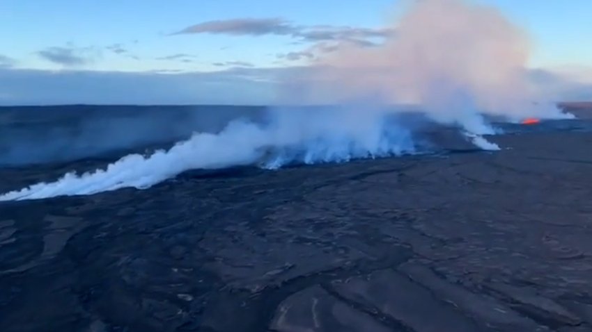 Volcán en Hawaii haciendo erupción.