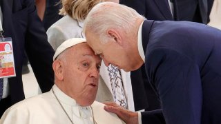 El papa Francisco se reunió con el presidente Joe Biden, quien apoyó suavemente su frente sobre la del pontífice cuando se encontraron este jueves en la región de Apuria, Italia.