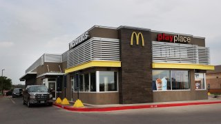 McDonald's suspende la inteligencia artificial con la que tomaba pedidos desde el coche