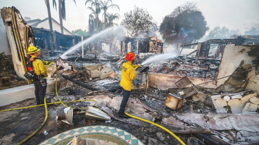 Bomberos apagan las llamas en la vivienda de Noel Piri que fue destrozada por un incendio en Riverside, California, el domingo 21 de julio de 2024. (Terry Pierson/The Orange County Register vía AP)