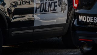 Oficiales policiales de Modesto investigan un homicidio ocurrido poco después de la medianoche del 5 de agosto.
