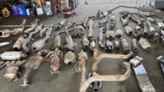 Descubren convertidores catalíticos tras allanar una tienda en Fresno.