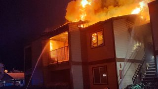 Bomberos de Dinuba combatieron las llamas en una vivienda.