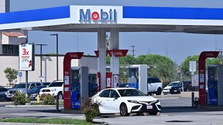 Los vehículos pasan por una gasolinera de ExxonMobil el 23 de septiembre de 2024 en Rosemead, California. California anunció el lunes que estaba demandando al gigante petrolero ExxonMobil por una "campaña de engaños que duró décadas" sobre el reciclaje de plásticos y que ha empeorado la crisis de contaminación global. En una extensa demanda presentada en San Francisco, el fiscal general del estado dijo que la compañía había utilizado "una estrategia de marketing astuta" para engañar a los consumidores y hacerles creer que los plásticos de un solo uso podían y debían reciclarse. (Foto de Frederic J. BROWN / AFP) (Foto de FREDERIC J. BROWN/AFP vía Getty Images)