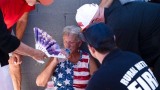 Una mujer recibe agua fría y asistencia médica después de enfermarse debido al calor de 109 grados en Mesa, Arizona, el 4 de septiembre.