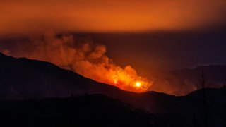 El incendio Line amenazó a más de 65,000 viviendas y dejó cuatro bomberos heridos. Es uno de los tres incendios forestales que estallaron en el sur de California este mes tras una ola de calor de tres dígitos.