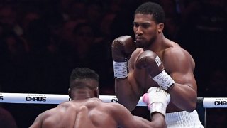 Foto del sábado 9 de marzo del 2024, el excampeón mundial británico Anthony Joshua enfrenta al campeón de la UFC Francis Ngannou.