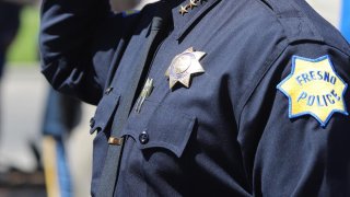 Arrestan a policía de Fresno bajo cargos federales de armas.