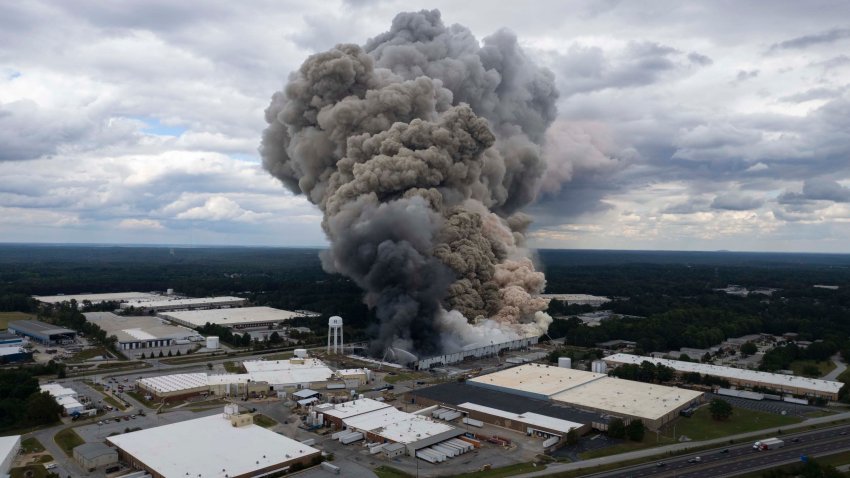 El humo tras el incendio en la planta química BioLab en Conyers, Georgia, el 29 de septiembre del 2024. (Ben Gray/Atlanta Journal-Constitution via AP)