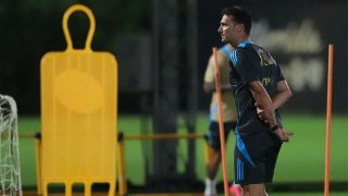 Lionel Scaloni, técnico de Argentina, supervisa la práctica de su equipo en el complejo de entrenamiento del Inter Miami el 7 de octubre de 2024 en Fort Lauderdale, Florida.