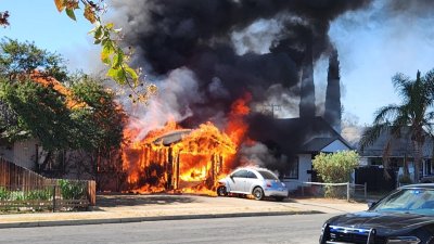 Hablan familias afectadas por incendio que arrasa con tres casas en Coalinga