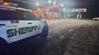 Investigan robo a tienda en una gasolinera del condado Tulare.