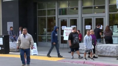 Cierran los centros de votación a las 8 p.m. en California