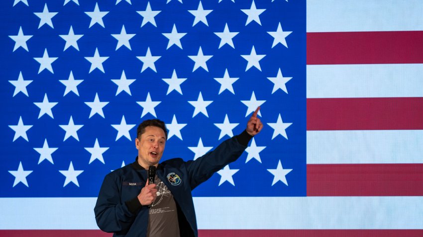 LANCASTER, PENNSYLVANIA – 26 DE OCTUBRE: El fundador de SpaceX y Tesla, Elon Musk, habla durante un ayuntamiento de America PAC el 26 de octubre de 2024 en Lancaster, Pensilvania. Musk ha donado más de $75 millones a America PAC, que cofundó con otros capitalistas de riesgo y empresarios tecnológicos de Silicon Valley para apoyar al candidato presidencial republicano, el expresidente estadounidense Donald Trump. (Foto de Samuel Corum/Getty Images)