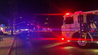 Investigan accidente vehicular que deja un motociclista muerto.